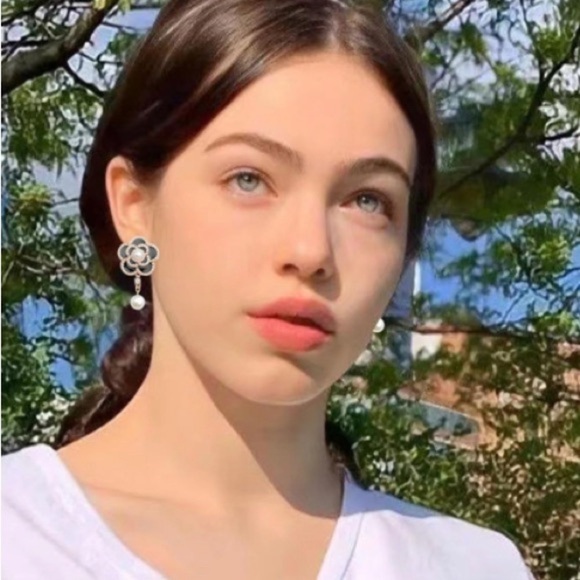 Gorgeous High Fashion Rose Camellia Pearl Earrings - Picture 3 of 6